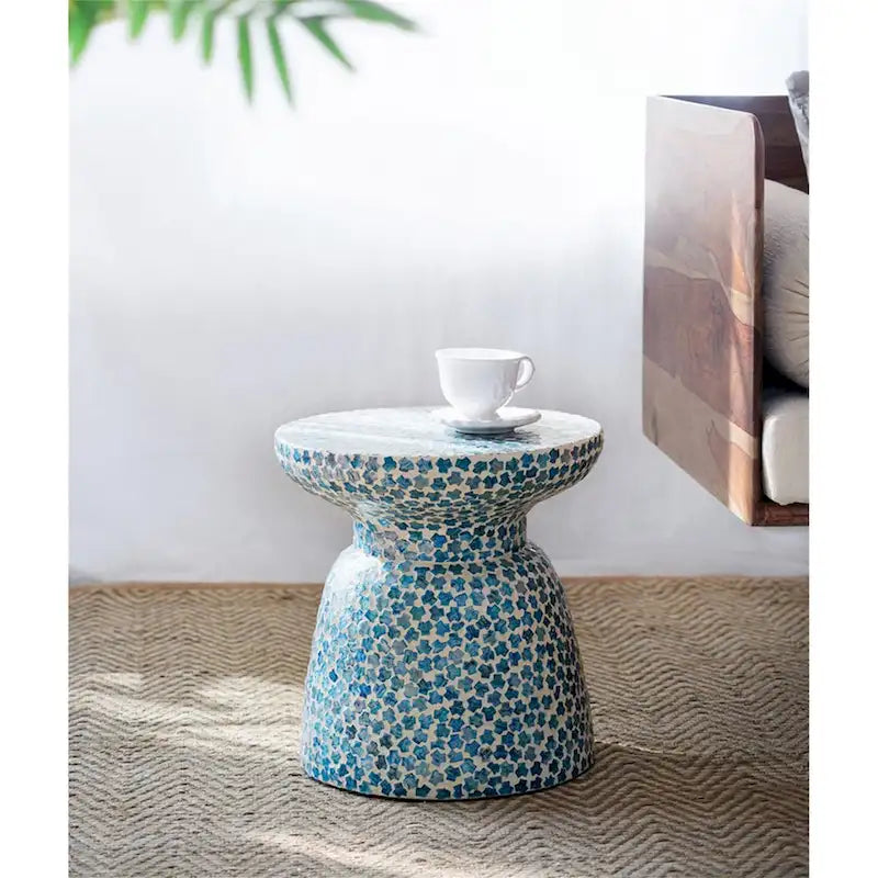 Taburete y mesa auxiliar con mosaico de conchas de capiz