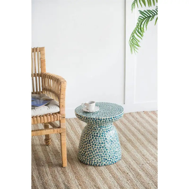 Taburete y mesa auxiliar con mosaico de conchas de capiz