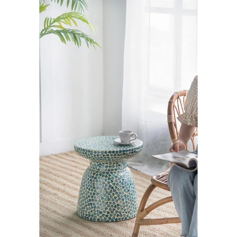 Taburete y mesa auxiliar con mosaico de conchas de capiz