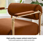 Sillón ancho de terciopelo con respaldo cilíndrico y estructura metálica