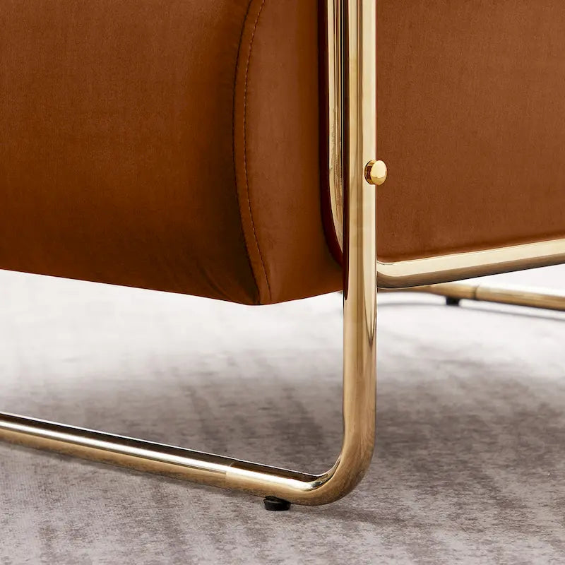 Sillón ancho de terciopelo con respaldo cilíndrico y estructura metálica