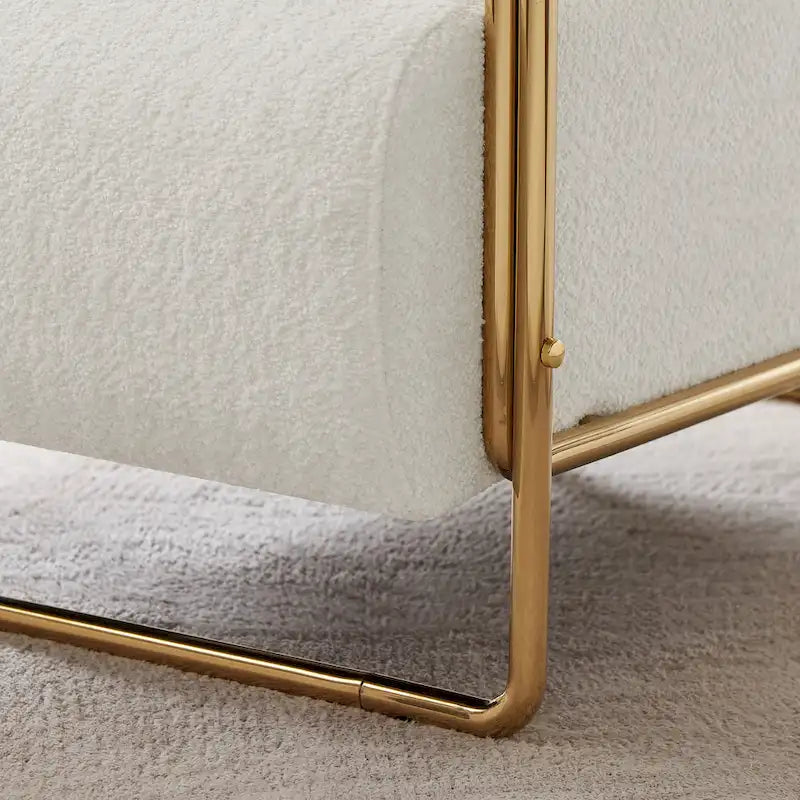 Sillón ancho de terciopelo con respaldo cilíndrico y estructura metálica