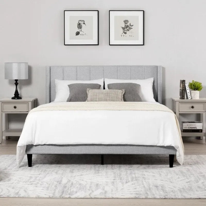 Cama tapizada con plataforma y cabecero capitoné con canales