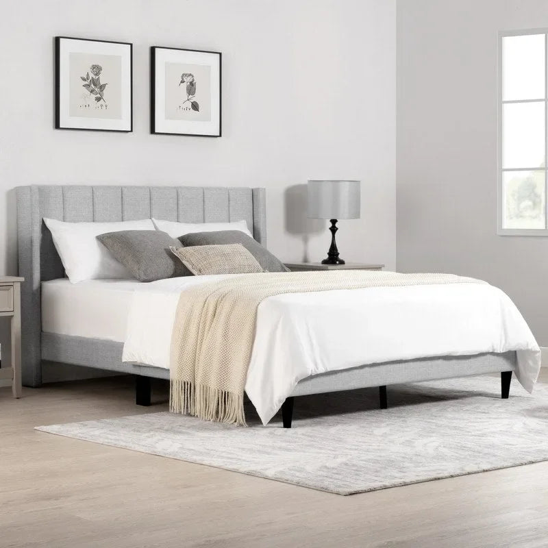 Cama tapizada con plataforma y cabecero capitoné con canales