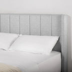 Cama tapizada con plataforma y cabecero capitoné con canales