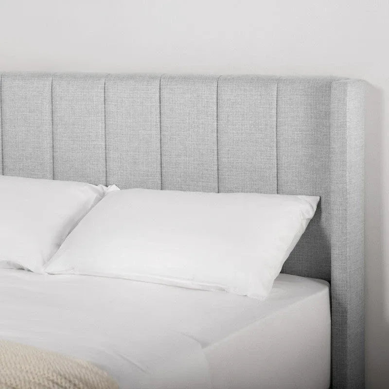 Cama tapizada con plataforma y cabecero capitoné con canales