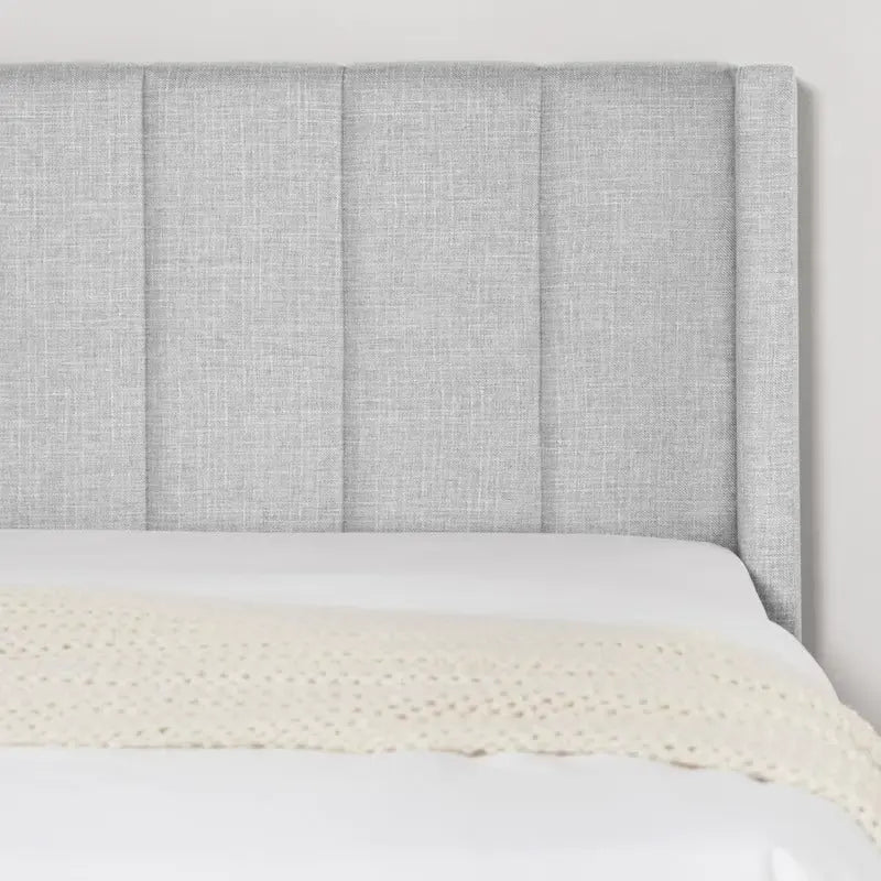 Cama tapizada con plataforma y cabecero capitoné con canales