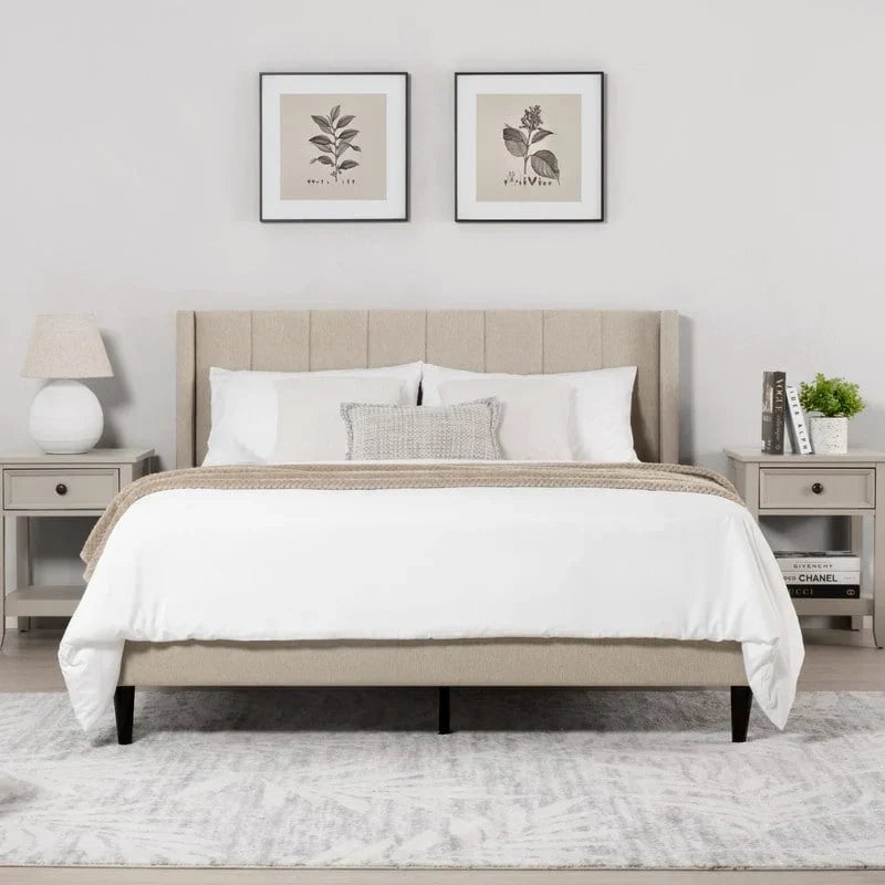 Cama tapizada con plataforma y cabecero capitoné con canales