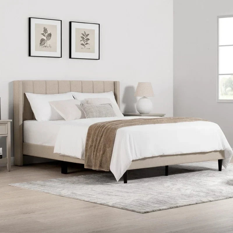 Cama tapizada con plataforma y cabecero capitoné con canales