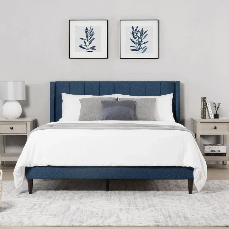 Cama tapizada con plataforma y cabecero capitoné con canales