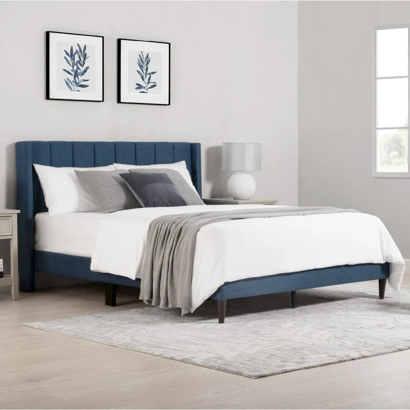 Cama tapizada con plataforma y cabecero capitoné con canales