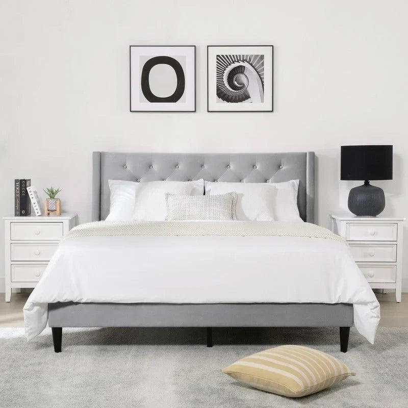 Cama tapizada con plataforma y cabecero capitoné con canales