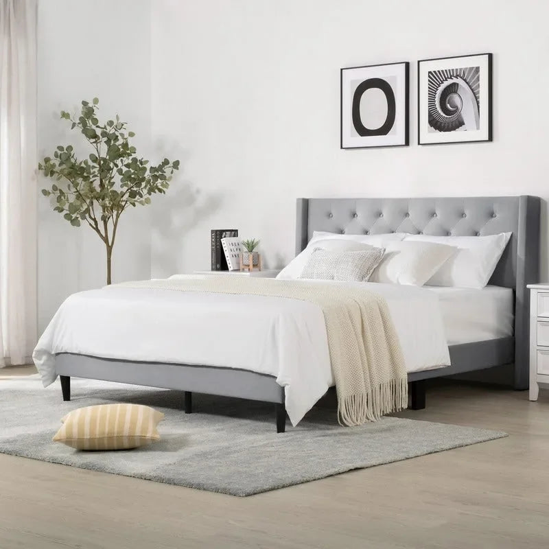 Cama tapizada con plataforma y cabecero capitoné con canales