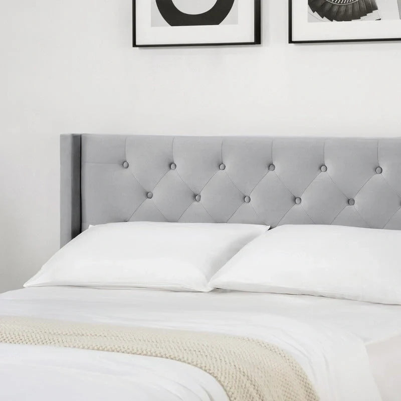 Cama tapizada con plataforma y cabecero capitoné con canales