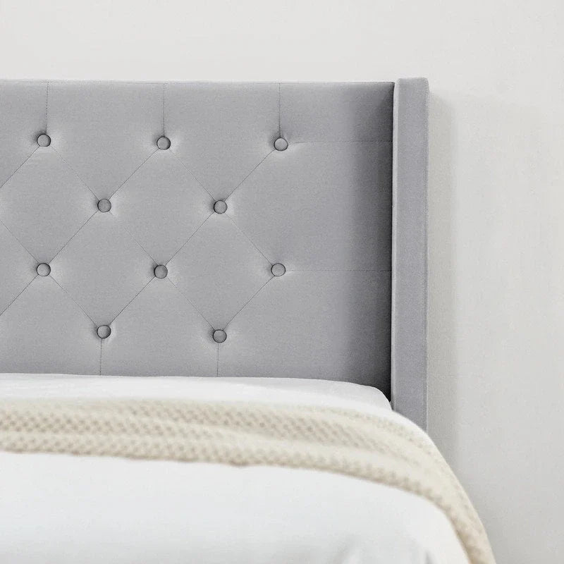 Cama tapizada con plataforma y cabecero capitoné con canales