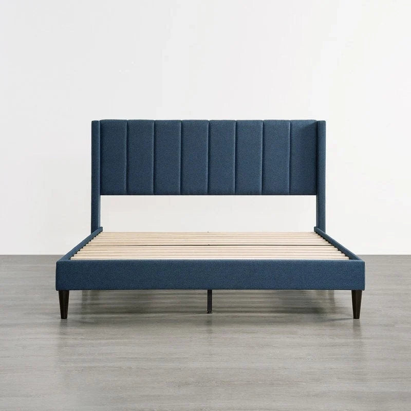 Cama tapizada con plataforma y cabecero capitoné con canales