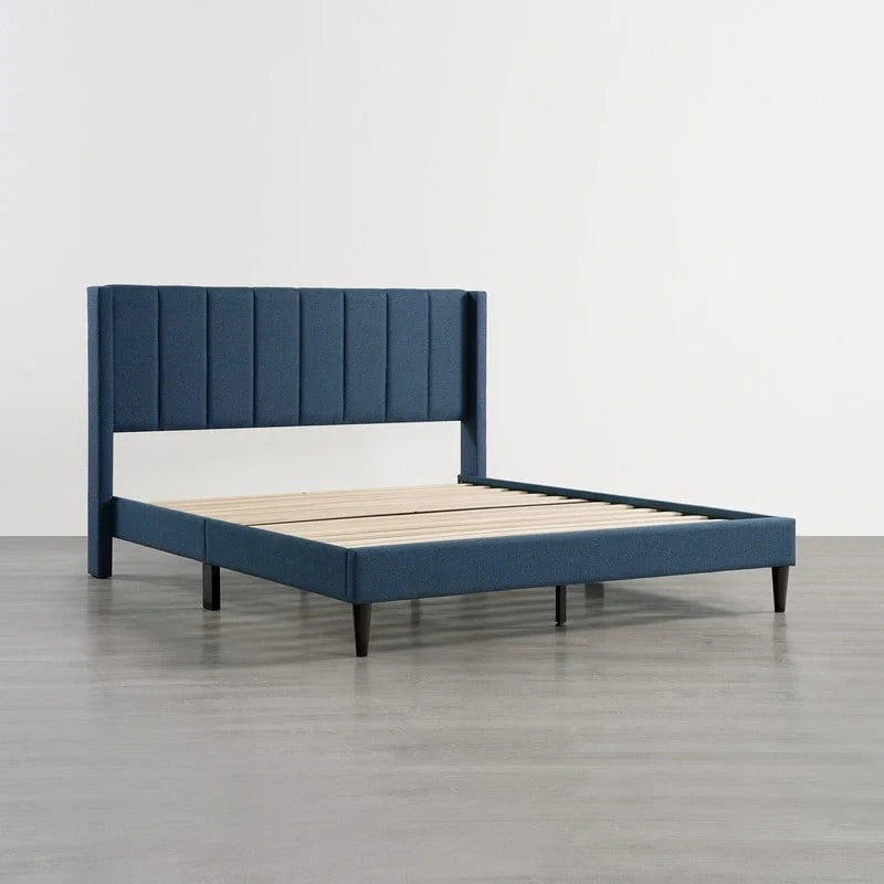 Cama tapizada con plataforma y cabecero capitoné con canales