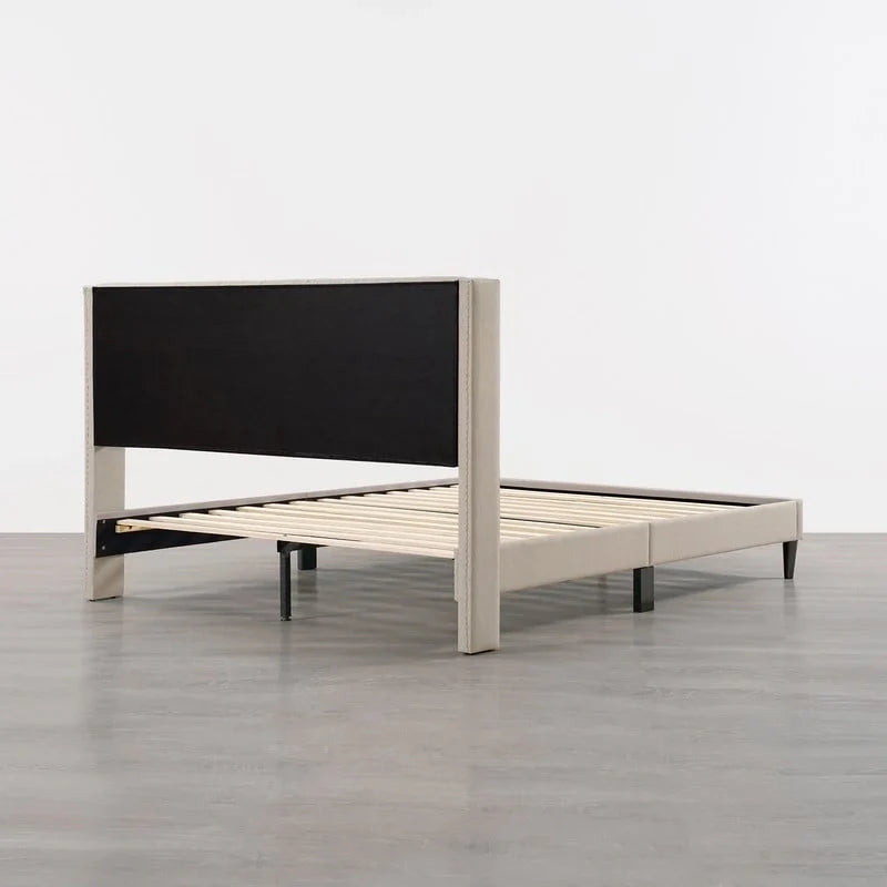 Cama tapizada con plataforma y cabecero capitoné con canales