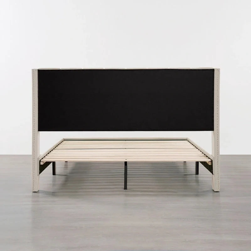 Cama tapizada con plataforma y cabecero capitoné con canales