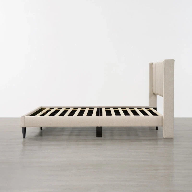 Cama tapizada con plataforma y cabecero capitoné con canales