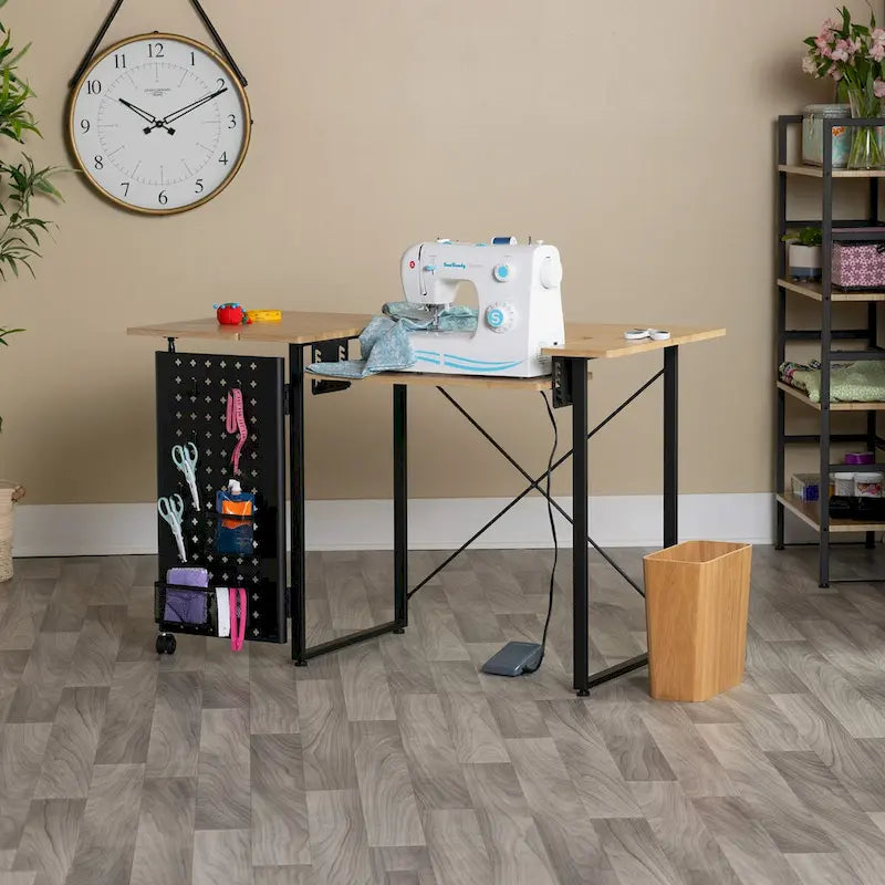 Mesa de costura Pivot con panel de almacenamiento y plataforma ajustable